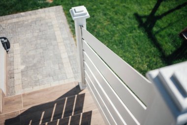 Kırsal kesimdeki modern evin dışında.