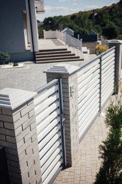 Yeni bir metal çitin parçası