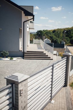 Yeni bir metal çitin parçası