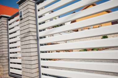 Yeni bir metal çitin parçası