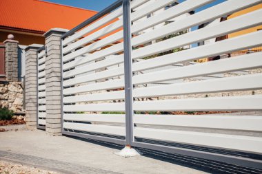 Yeni bir metal çitin parçası