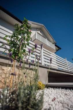 Yeni bir metal çitin parçası