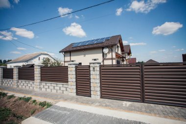 Yeni bir metal çitin parçası