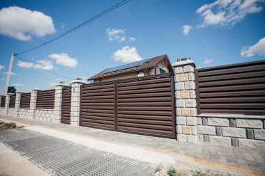 Yeni bir metal çitin parçası