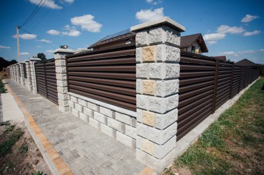 Yeni bir metal çitin parçası