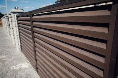 Yeni bir metal çitin parçası