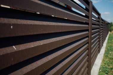 Yeni bir metal çitin parçası