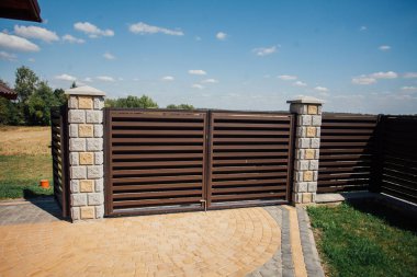 Yeni bir metal çitin parçası