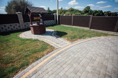 Kırsal kesimdeki modern evin dışında.