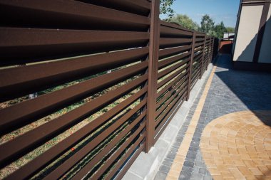 Yeni bir metal çitin parçası