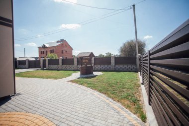 Yeni bir metal çitin parçası