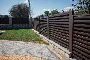 Yeni bir metal çitin parçası