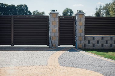 Yeni bir metal çitin parçası