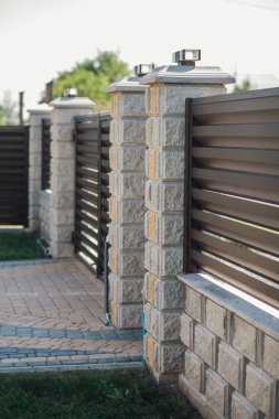 Yeni bir metal çitin parçası