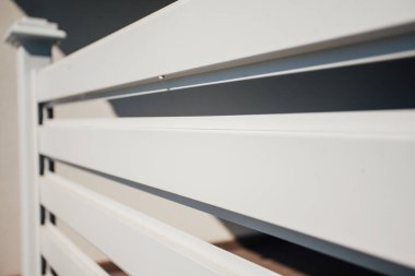 Yeni bir metal çitin parçası