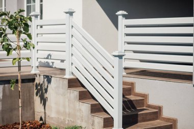 Kırsal kesimdeki modern evin dışında.