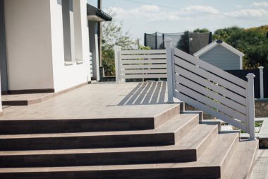 Kırsal kesimdeki modern evin dışında.