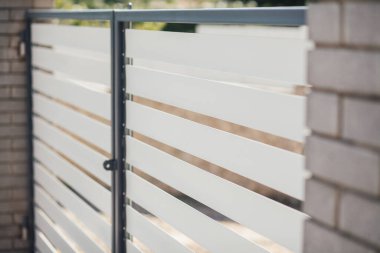 Yeni bir metal çitin parçası