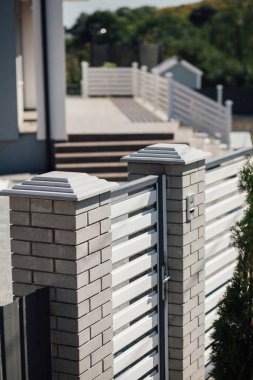 Yeni bir metal çitin parçası