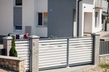 Yeni bir metal çitin parçası