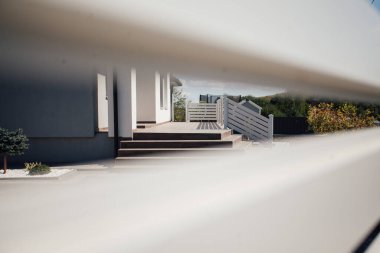 Kırsal kesimdeki modern evin dışında.