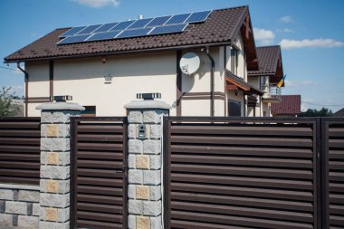 Yeni bir metal çitin parçası