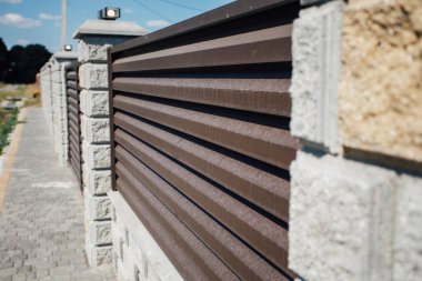 Yeni bir metal çitin parçası