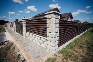 Yeni bir metal çitin parçası