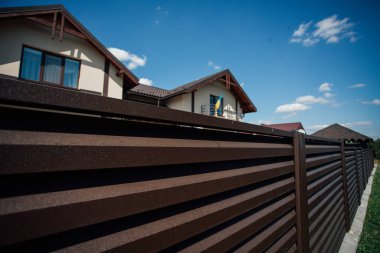 Yeni bir metal çitin parçası