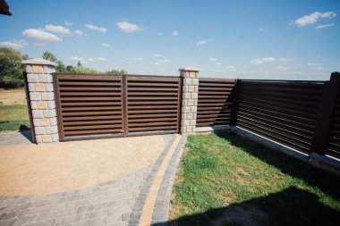 Yeni bir metal çitin parçası