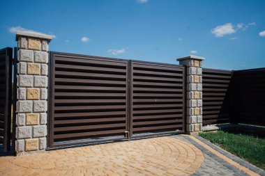 Yeni bir metal çitin parçası