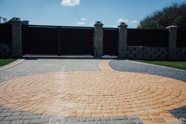 Yeni bir metal çitin parçası