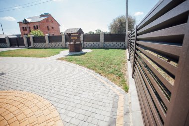 Yeni bir metal çitin parçası