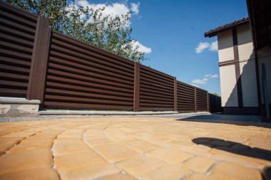 Yeni bir metal çitin parçası