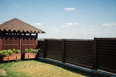 Yeni bir metal çitin parçası