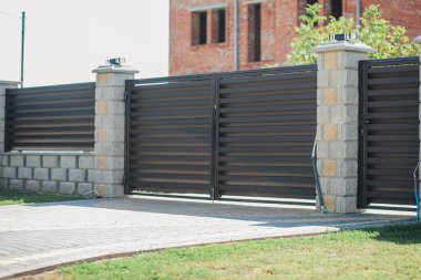 Yeni bir metal çitin parçası