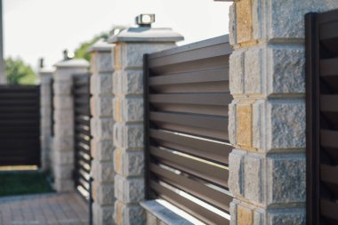 Yeni bir metal çitin parçası