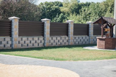 Yeni bir metal çitin parçası