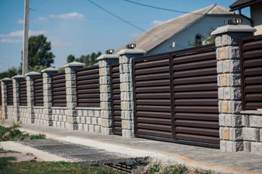 Yeni bir metal çitin parçası