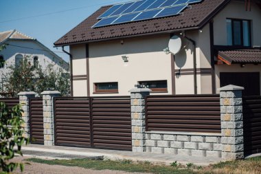 Yeni bir metal çitin parçası