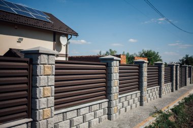 Yeni bir metal çitin parçası