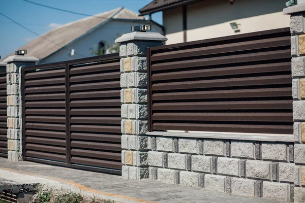 Yeni bir metal çitin parçası