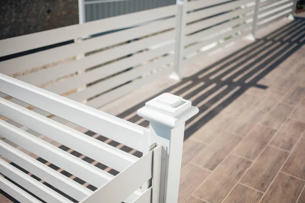 Kırsal kesimdeki modern evin dışında.