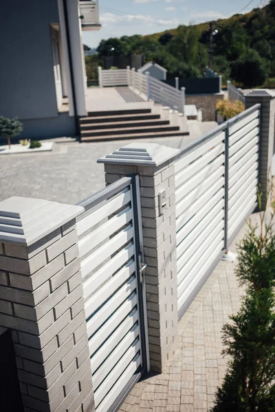 Yeni bir metal çitin parçası