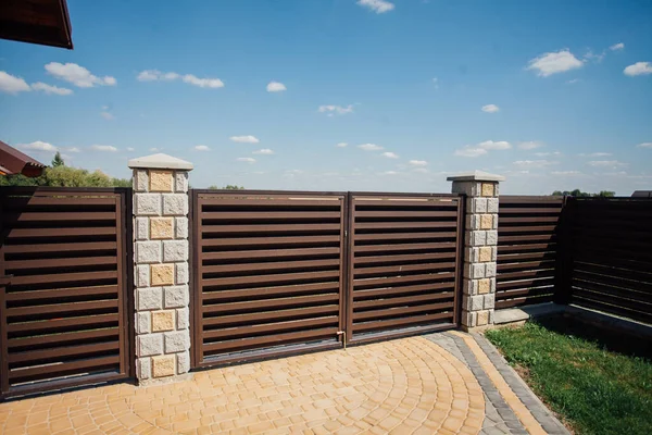 Yeni bir metal çitin parçası