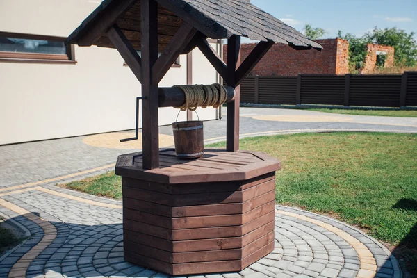 Kırsal kesimdeki modern evin dışında.