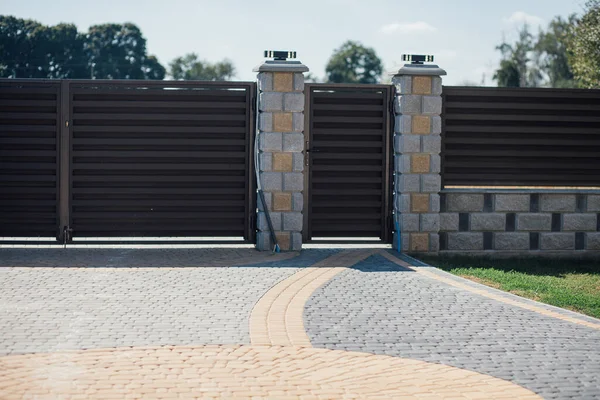 Yeni bir metal çitin parçası