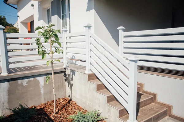 Kırsal kesimdeki modern evin dışında.