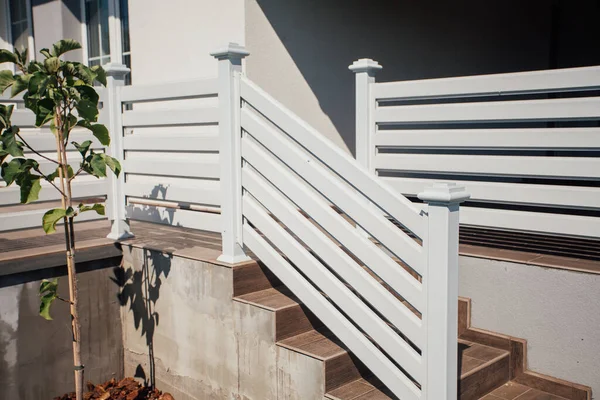 Kırsal kesimdeki modern evin dışında.