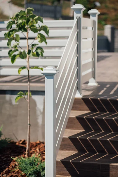 Kırsal kesimdeki modern evin dışında.